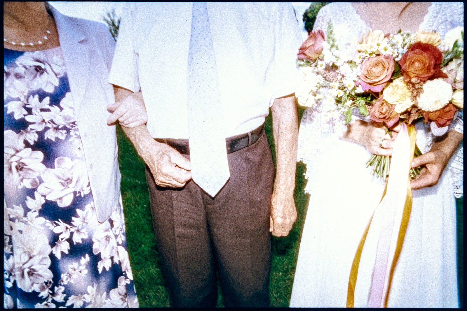 Niepozowana fotografia ślubna podczas ceremonii w Warszawie. Prawdziwe łzy wzruszenia.
